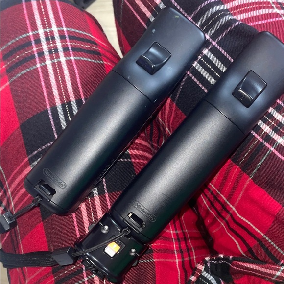 Nintendo Black Wii Remote Controllers with Silicone Sleeve Covers - Picture 10 of 11